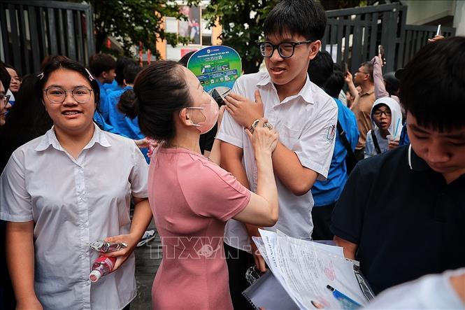 Nam sinh vui vẻ trong vòng tay người thân sau khi hoàn thành buổi thi đầu tiên tại điểm thi THCS Ngô Sĩ Liên. Ảnh: Phạm Tuấn Anh - TTXVN